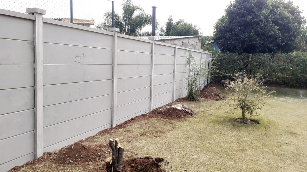 Muro pré-fabricado instalado em jardim residencial - obra realizada pelo Grupo Cedro